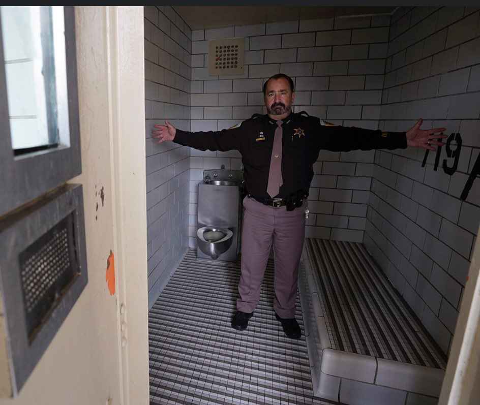 CrissyRose05's tweet image. ⚖️🐍Hell is empty. 
During the kidnapping &amp;amp; PRETRIAL IMPRISONMENT of #RichardAllen it was no coincidence 2 #OdinWorshipping #Neanderthals were tasked to further drive him into #StateSanctionedPyschosis by #IndianaTerrorists #Delphi @IndianaDOC #Tortures
🖕🏻JONES &amp;amp; ROBINSON