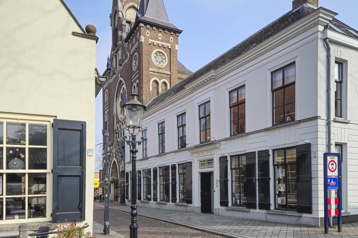 horecaspot's tweet photo. GESPOT: Brasserie 't Binnenhofje 👀⁠

Een bijzondere horecaspot: verscholen achter de markante gevel en toren van de voormalige Heilig Hartkerk, in hartje Oosterhout. Een charmante brasserie met terras, gelegen aan het Binnenhofje 3. 
⁠
Meer info 🔗 https://t.co/EfaSIML7JB https://t.co/BRy8R3qPe2