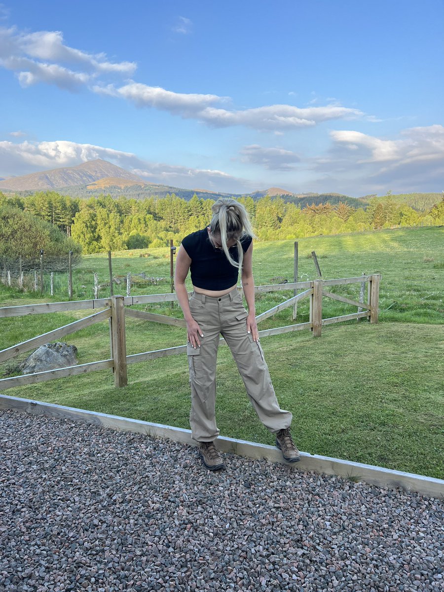 em_bulance's tweet image. Off to climb the biggest peak in the UK - Ben Nevis
Thanks @MoosehillSports for the trousers. Feeling like Lara Croft ⛰️