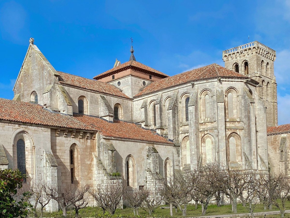 El Monasterio de Santa María la Real de las Huelgas (Burgos), fundado en 1187 por el Rey Alfonso VIII y Doña Leonor y casa madre de todo el císter femenino en la Corona de Castilla. Fue tal su poder que su abadesa sólo rendía obediencia al Papa
#FelizSabado #BuenosDias