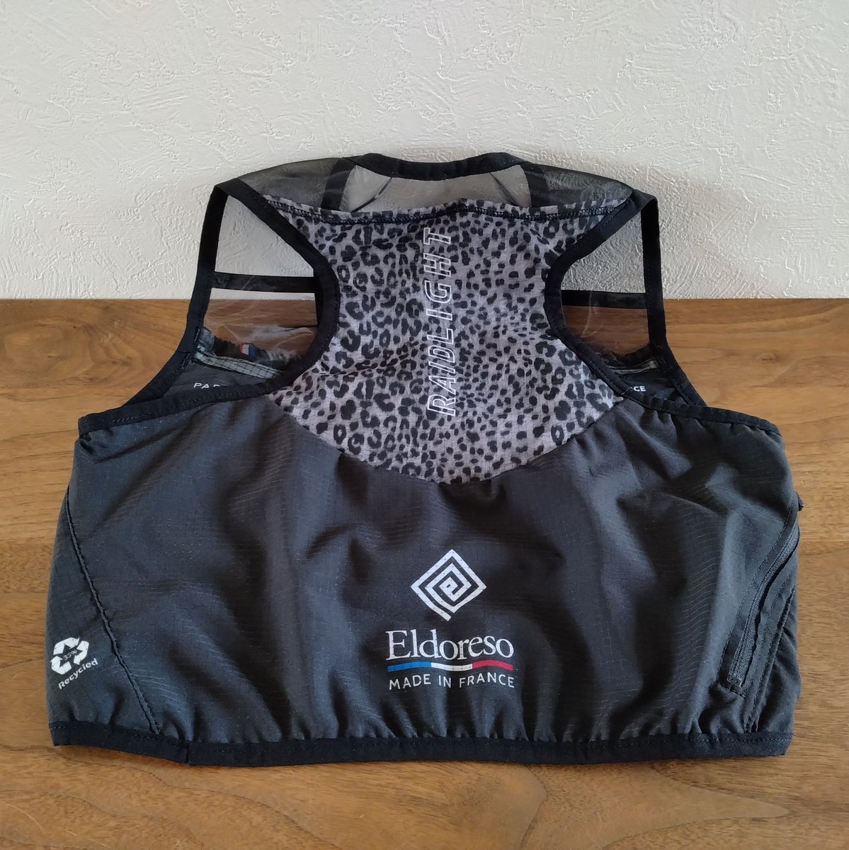 tsuyogoro527's tweet photo. RAIDLIGHT × ELDORESO「Ultra Light 5L」
レイドライトとエルドレッソのコラボレーション。
ナイスなランニングザックです。
#raidlight #eldoreso
#marathon #running #run
#trailrunning
#レイドライト #エルドレッソ
#ランニングザック
#マラソン #ランニング #ラン
#トレイルランニング #トレラン https://t.co/XM1pEPHeYo