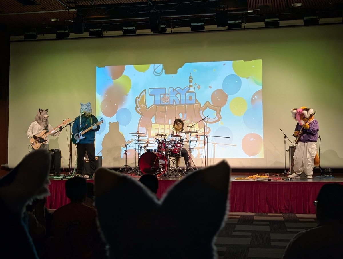 TokyoKemonoFest's tweet photo. 各部活動の様子をお伝えします📢

【音楽部】展示や常設スペースでの楽器の演奏、ステージでの演奏などを行っています！
オープニングでも素敵なバンドが演奏してくれました🎸
#ケモフェス2025
#KemoFest2025 https://t.co/hc6xJt6ZGb