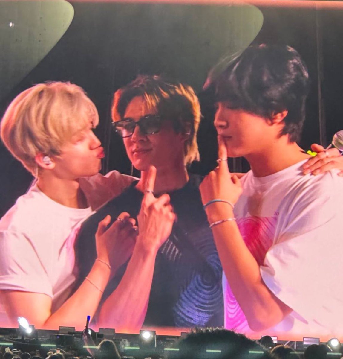 a nominhyuck sandwich! 🐰🐶🐻