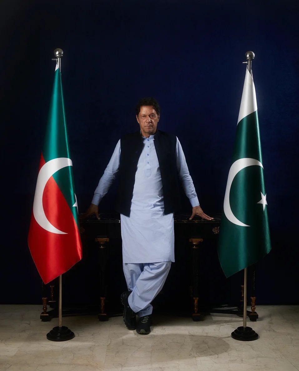 “میرا جینا مرنا پاکستان میں ہے”۔

عمران خان

#PakistanZindabad