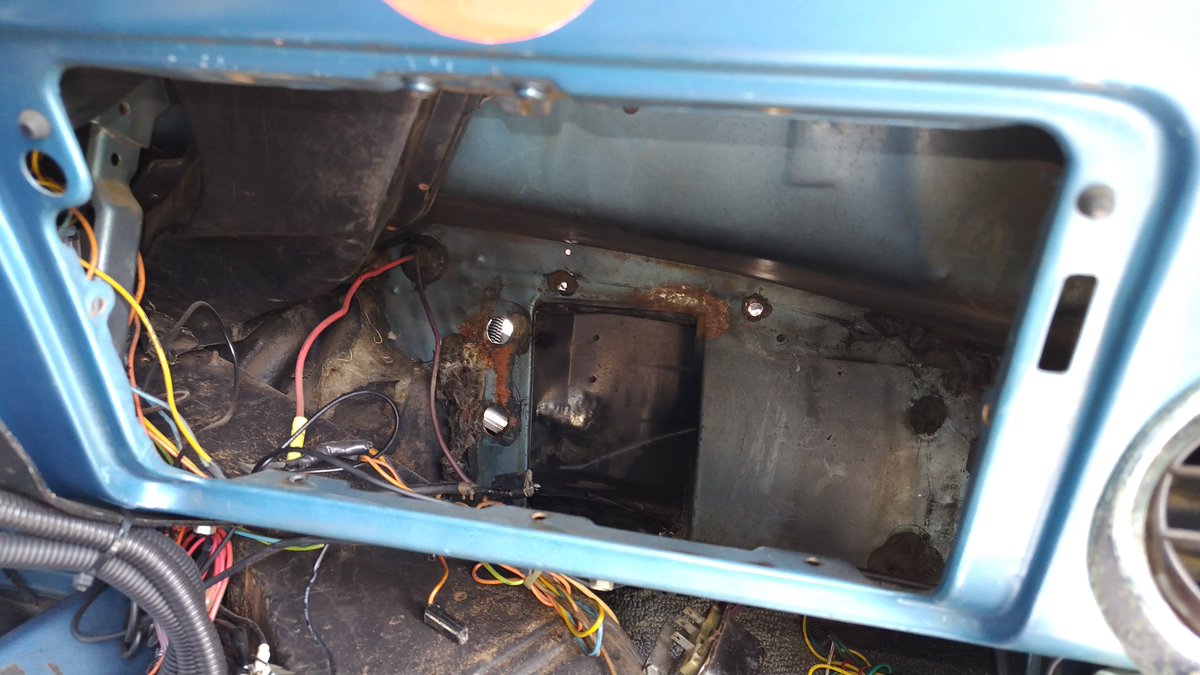 先日気づいた少しだけ漏れてるヒーターコア修理
ハンダ盛り盛り〜下手くそハンダだけでは心配なのでエポキシも盛り盛り😁