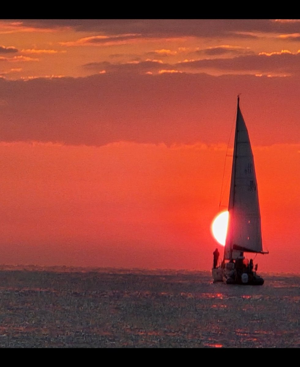 its_JCool's tweet image. Darkness into light this morning, out on the bay...... thinking of those who didn't make it to see the dawn today.