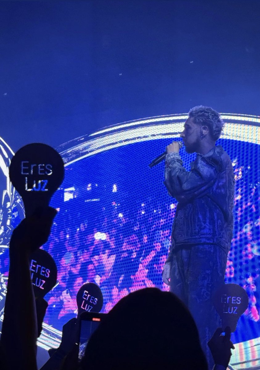 CrystalSanch's tweet image. Making of de las 320 bombillas de #RebootTourValencia siguiendo el legado de las preciosas estrellas de @rosithin en BCN1, quise hacer algo especial para el concierto de mi terreta, gracias a la gente por querer participar y por vuestra ayuda, gracias a todos fue un momento TOP