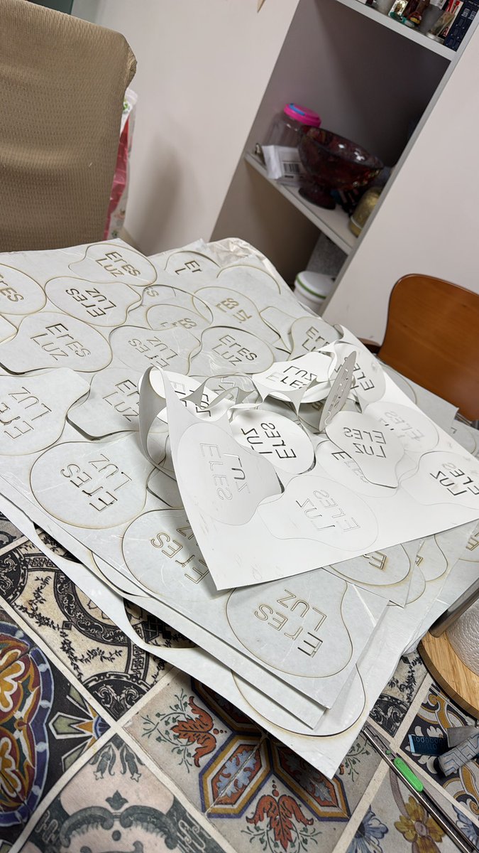 CrystalSanch's tweet image. Making of de las 320 bombillas de #RebootTourValencia siguiendo el legado de las preciosas estrellas de @rosithin en BCN1, quise hacer algo especial para el concierto de mi terreta, gracias a la gente por querer participar y por vuestra ayuda, gracias a todos fue un momento TOP