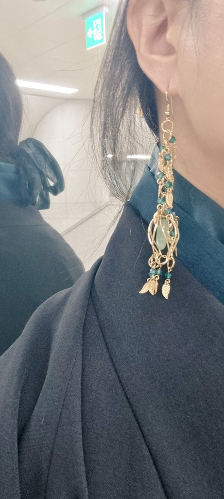 이제 여름이라 못입을줄 알았는데... 마침 비와서 서늘하기에 호로록 걸친 천의무봉 철릭과 고려달💚🖤🥰❣️ 시원한 날이 좀 더 이어졌으면... (+셜이님의 귀걸이✨️✨️)