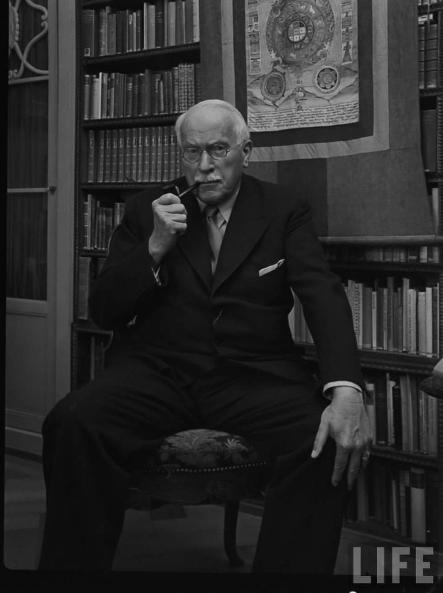 Kendi ışığından korkanlar, başkalarının gölgelerine sığınır. 
Çünkü ışık, sorumluluk ister. Gölge ise bahanelere yer verir.

Carl Gustav Jung