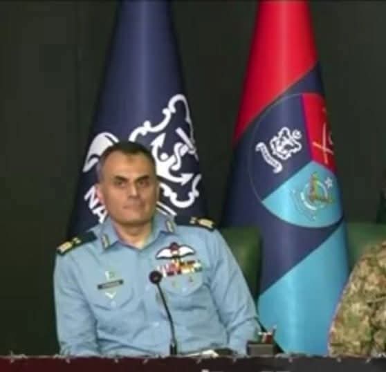 یہ صاحب مجھے بہت پسند آ ئے ، نہ ڈر رہے ہیں ، نہ ڈرا رہے ہیں ، بتا رہے ہیں بس

  اور پھر ان کے جیسے شاندار پروفیشنل کر کے دکھا چکے ہیں ۔ پاکستان ایئر فورس نے بہترین کارکردگی دکھائی ہے۔ پچھلی لڑائی بھی پاکستان ایئر فورس کے نام رہی تھی۔
#PakArmedForcesZindabad