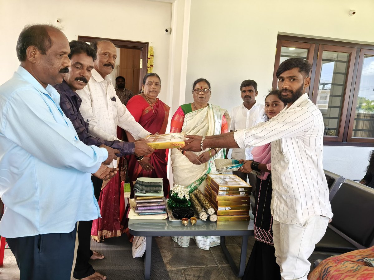 NayanaJhawar's tweet image. ಮೂಡಿಗೆರೆಯಲ್ಲಿ ನೆರವೇರಲಿರುವ ಸಾಮೂಹಿಕ ಮದುವೆ ಕಾರ್ಯಕ್ರಮದ ಹಿನ್ನಲೆ, ಮಾಜಿ ಸಚಿವರಾದ ಅಮ್ಮ ಶ್ರೀಮತಿ ಮೋಟಮ್ಮನವರ ನೇತೃತ್ವದಲ್ಲಿ ಇಂದು ಬಳೆ ಶಾಸ್ತ್ರ ಮತ್ತು ನವ ಜೋಡಿಗಳಿಗೆ ಹೊಸ ವಸ್ತ್ರಗಳನ್ನು ನೀಡಿ ಶುಭ ಹಾರೈಸಲಾಯಿತು.

#MassMarriage #mudigere #WeddingRituals #BlessingTheCouples #SocialService #CommunityWelfare