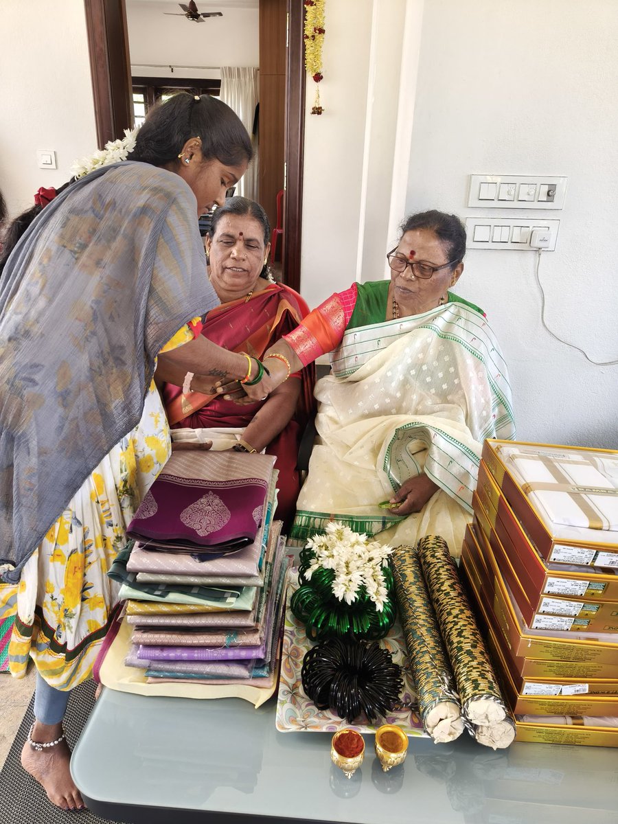 NayanaJhawar's tweet image. ಮೂಡಿಗೆರೆಯಲ್ಲಿ ನೆರವೇರಲಿರುವ ಸಾಮೂಹಿಕ ಮದುವೆ ಕಾರ್ಯಕ್ರಮದ ಹಿನ್ನಲೆ, ಮಾಜಿ ಸಚಿವರಾದ ಅಮ್ಮ ಶ್ರೀಮತಿ ಮೋಟಮ್ಮನವರ ನೇತೃತ್ವದಲ್ಲಿ ಇಂದು ಬಳೆ ಶಾಸ್ತ್ರ ಮತ್ತು ನವ ಜೋಡಿಗಳಿಗೆ ಹೊಸ ವಸ್ತ್ರಗಳನ್ನು ನೀಡಿ ಶುಭ ಹಾರೈಸಲಾಯಿತು.

#MassMarriage #mudigere #WeddingRituals #BlessingTheCouples #SocialService #CommunityWelfare