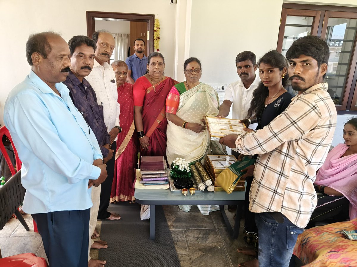 NayanaJhawar's tweet image. ಮೂಡಿಗೆರೆಯಲ್ಲಿ ನೆರವೇರಲಿರುವ ಸಾಮೂಹಿಕ ಮದುವೆ ಕಾರ್ಯಕ್ರಮದ ಹಿನ್ನಲೆ, ಮಾಜಿ ಸಚಿವರಾದ ಅಮ್ಮ ಶ್ರೀಮತಿ ಮೋಟಮ್ಮನವರ ನೇತೃತ್ವದಲ್ಲಿ ಇಂದು ಬಳೆ ಶಾಸ್ತ್ರ ಮತ್ತು ನವ ಜೋಡಿಗಳಿಗೆ ಹೊಸ ವಸ್ತ್ರಗಳನ್ನು ನೀಡಿ ಶುಭ ಹಾರೈಸಲಾಯಿತು.

#MassMarriage #mudigere #WeddingRituals #BlessingTheCouples #SocialService #CommunityWelfare
