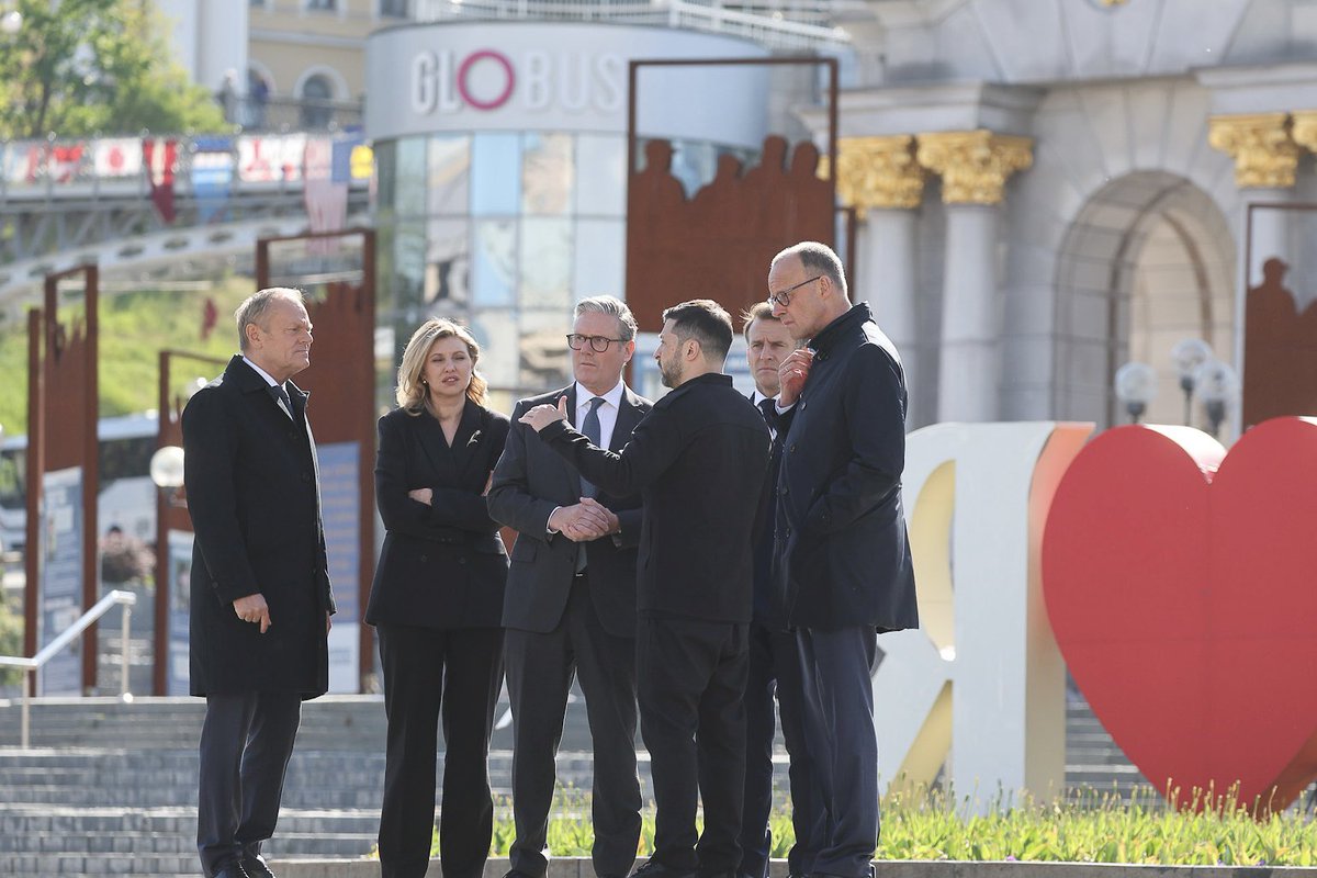 Kancelaria Premiera (@premierrp) on Twitter photo 📍 #Kijów. Premier @DonaldTusk wraz z Prezydentem Ukrainy <a href="/ZelenskyyUa/">Volodymyr Zelenskyy / Володимир Зеленський</a>, Prezydentem Francji <a href="/EmmanuelMacron/">Emmanuel Macron</a>, Premierem Wielkiej Brytanii <a href="/Keir_Starmer/">Keir Starmer</a> i Kanclerzem Niemiec <a href="/bundeskanzler/">Bundeskanzler Friedrich Merz</a> zapalili świece na Majdanie Niepodległości przy pomniku poległych obrońców Ukrainy w wojnie 📍 #Kijów. Premier @DonaldTusk wraz z Prezydentem Ukrainy <a href="/ZelenskyyUa/">Volodymyr Zelenskyy / Володимир Зеленський</a>, Prezydentem Francji <a href="/EmmanuelMacron/">Emmanuel Macron</a>, Premierem Wielkiej Brytanii <a href="/Keir_Starmer/">Keir Starmer</a> i Kanclerzem Niemiec <a href="/bundeskanzler/">Bundeskanzler Friedrich Merz</a> zapalili świece na Majdanie Niepodległości przy pomniku poległych obrońców Ukrainy w wojnie