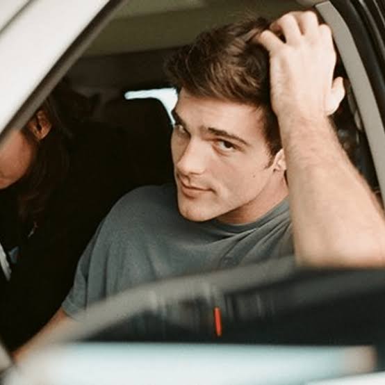 SeducerOfGirls's tweet photo. “I'm not waiting for Maddy. She's not my girl, my girlfriend is you.” A smile formed on his lips, winking in the process. The blonde surpasses Maddy, there is no point of comparison. https://t.co/Q7jrWEGF7s