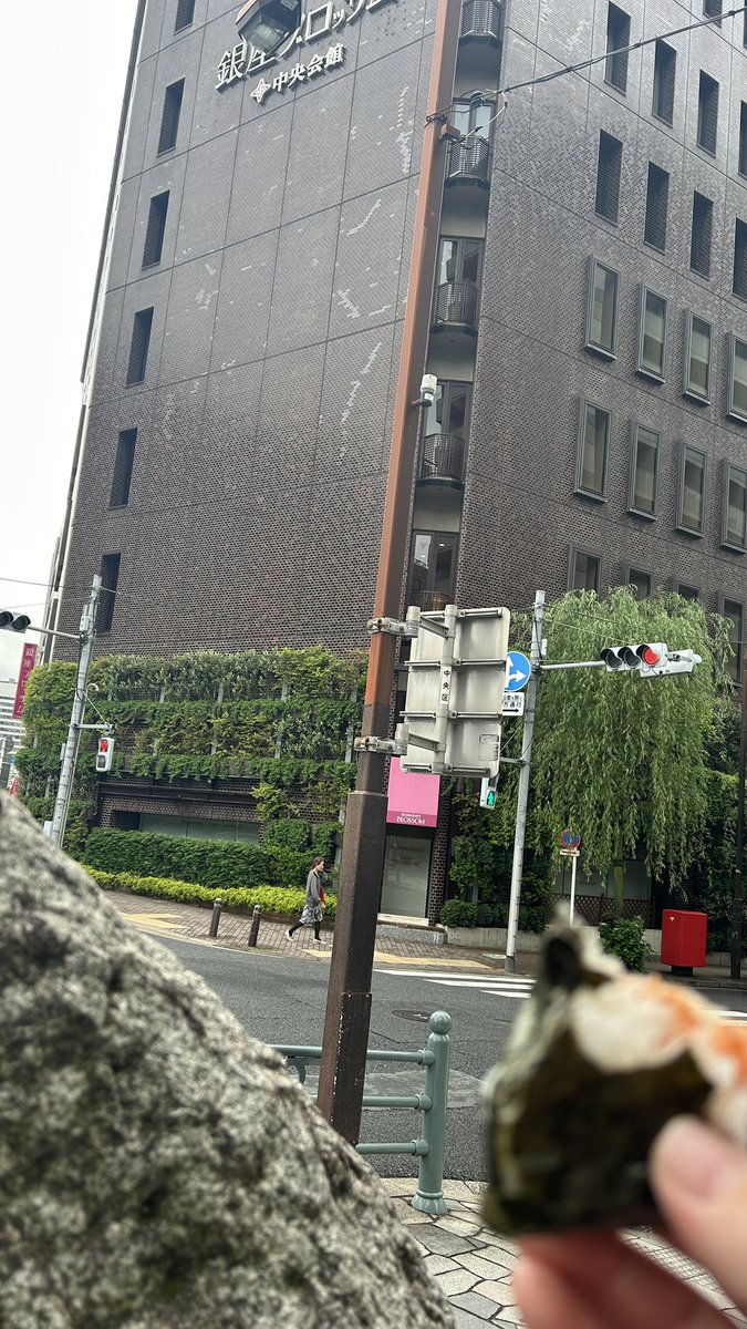 nunuttomasuo's tweet photo. 銀座のド真ん中で　おにぎりを食しております
よろしくお願いいたします₍₍ 🍙 ⁾⁾ https://t.co/ZudsrqSy4e