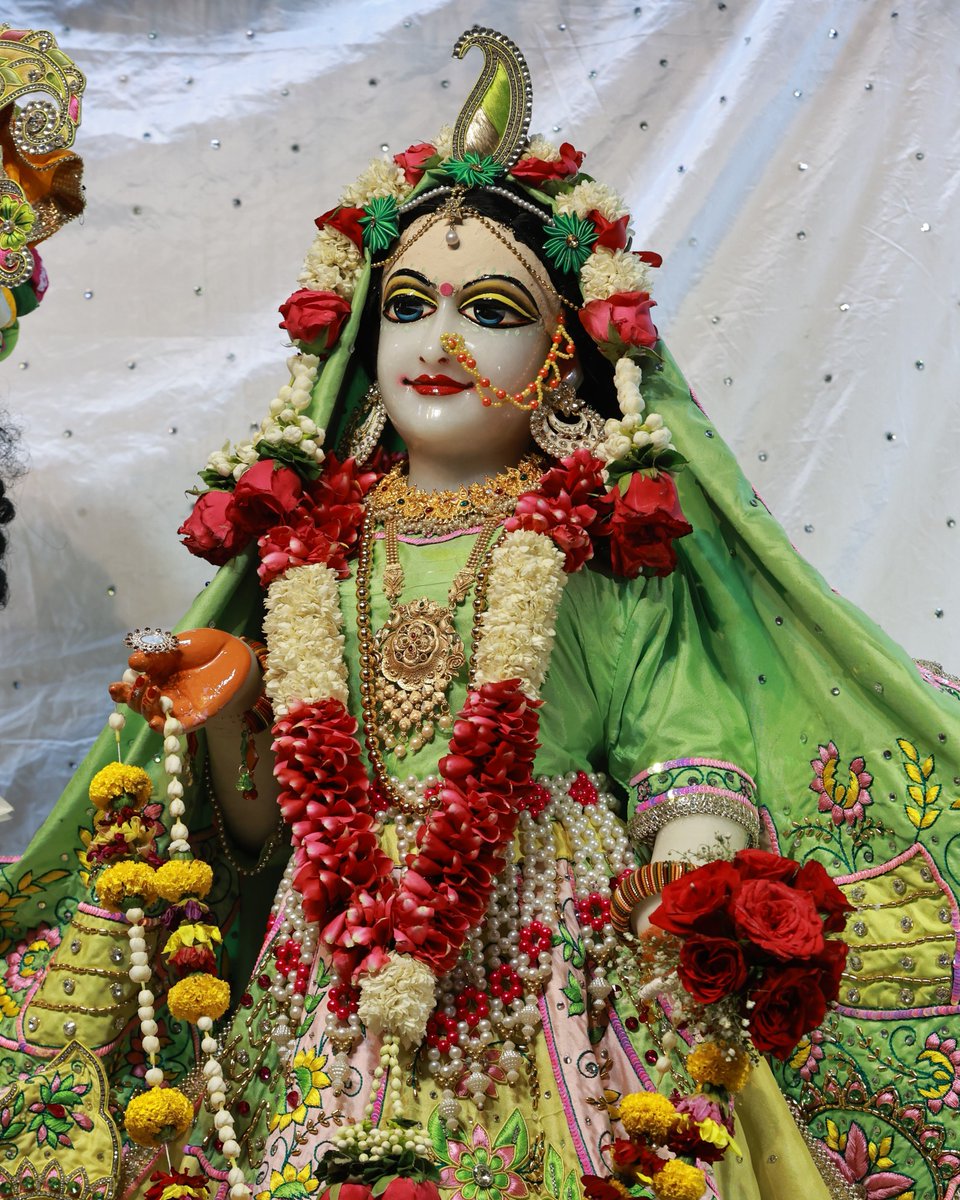 iskconchd's tweet photo. 10thMay 2025-Divine Darshan Sri Sri Radha Madhav .🌸💐
हरे कृष्ण हरे कृष्ण कृष्ण कृष्ण हरे हरे।
हरे राम हरे राम राम राम हरे हरे।। 📿
#krishna #iskcon #motivation #success #love #innovation #education #future #india #creativity #inspiration #life #quotes #Chandigarh #devotio https://t.co/fY6gAYNp0v