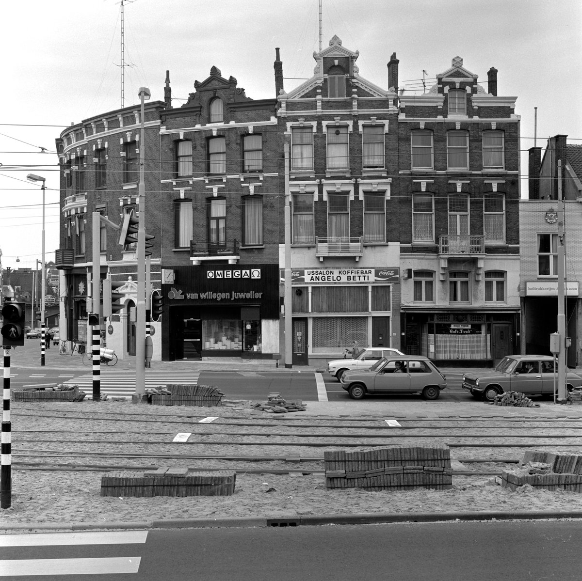 Rotterdamvntoen's tweet photo. IJssalon Angelo Betti aan de Schiekade, 1977. De foto is gemaakt door de Fototechnische Dienst Rotterdam en komt uit het @stadsarchief010 https://t.co/9MdlsxlMTG