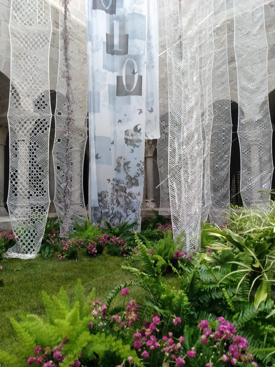 El claustre del monestir s'obre per acollir un nou muntatge de puntes i flors en el marc de l'edició d'enguany de #TempsdeFlors . Des d'avui i fins diumenge 18 de maig.