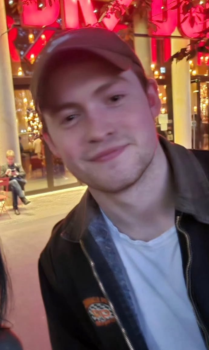 iluvlikingkit's tweet image. blurry Kit, love you tons xxx