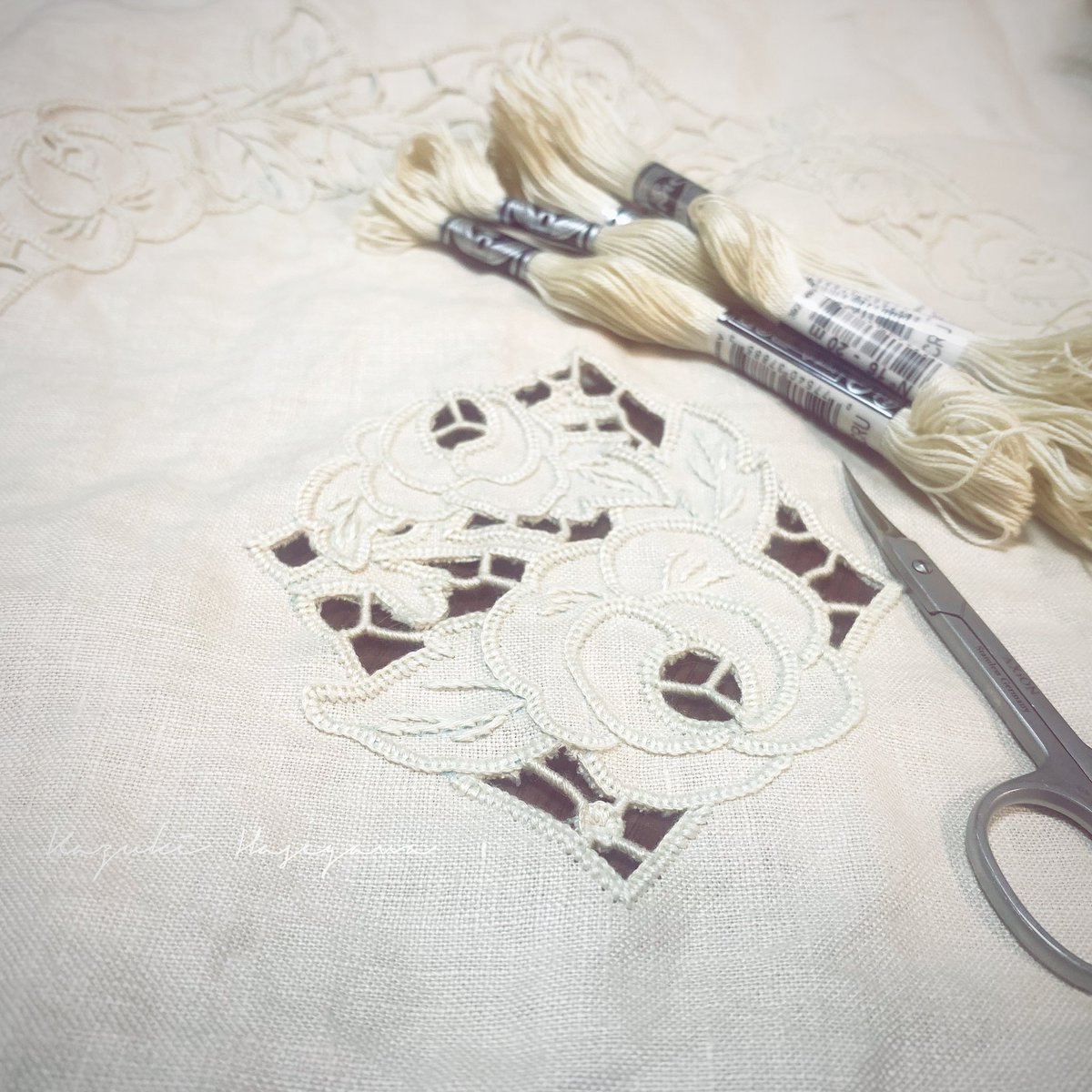 a_gold_needle's tweet photo. 刺し終えたのでこれからカットへ✂︎
#cutworkembroidery #cutwork #カットワーク刺繍 #カットワーク #embroidery #broderie #刺繍 #hímzés #ricamo #bordado #कढ़ाई #вышивка #刺绣 #자수 #kazukihasegawa #長谷川和希 https://t.co/hn4q99bh8n