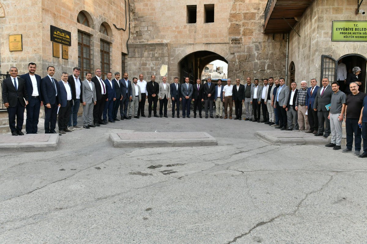 Şanlıurfa Eğitim Destek Platformu (EDEP) Mayıs Ayı Toplantısını; Valimiz Sn. Hasan Şıldak, Sivil Toplum Kuruluşlarımızın, İlçe Koordinatörlerimizin katılımıyla gerçekleştirdik.Alınan kararların hayırlı olması dileğiyle Tüm katılımcılara teşekkür ederiz.<a href="/hasansildak/">Hasan ŞILDAK</a>