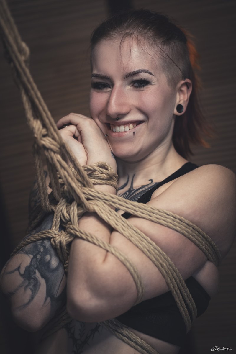 Shooting &amp; Fun (2025)
#shibari #suspension #ropebondage #bondage #kinbaku #frontharness #catmason #stuttgart #rigger #ukete #ropebunny #ropeart #seilkunst #juterope #juteseil #seil #fesseln #photoshooting #ropemodel #tattoomodel #tattoogirl #gothgirl