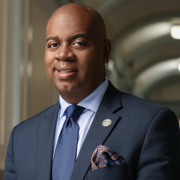 Le maire de Newark qui a été arrêté arbitrairement sur ordre du département de la Justice de l’administration Trump dans un centre de détention de l'ICE après avoir accompagné des membres du Congrès pour une visite programmée, a sous l’émoi et l’indignation été libéré alors qu’il