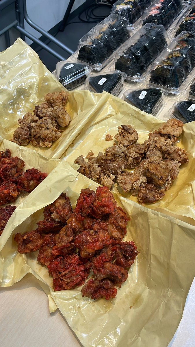 satsuki25s's tweet image. 差し入れの写真ひとつ撮るのにもこんな感じです。笑
まじでもう動けん!ってぐらい踊った後にあゆさんがくださる差し入れはまじで心にも体にも沁みる🥹
お腹空いてきたーーー何食べよーー笑
#ayuasiatour2025