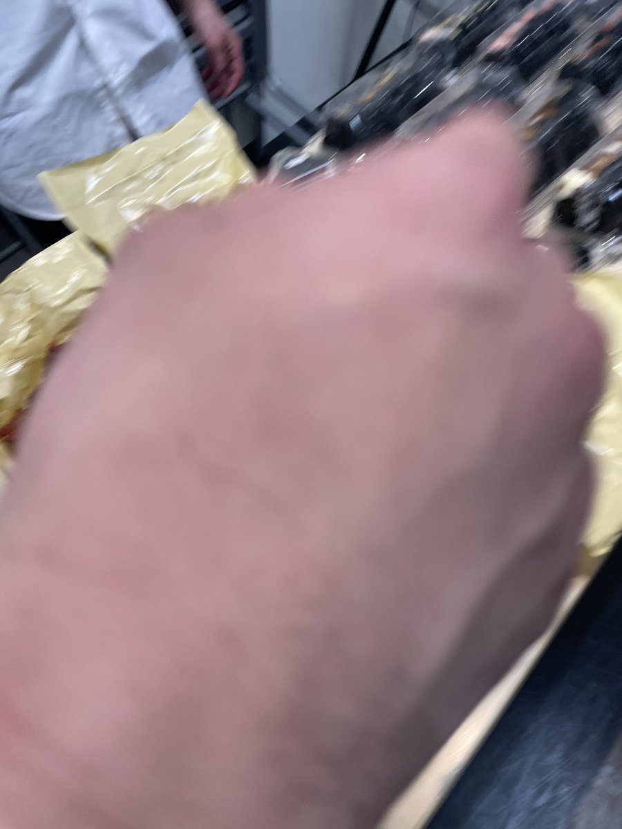 satsuki25s's tweet image. 差し入れの写真ひとつ撮るのにもこんな感じです。笑
まじでもう動けん!ってぐらい踊った後にあゆさんがくださる差し入れはまじで心にも体にも沁みる🥹
お腹空いてきたーーー何食べよーー笑
#ayuasiatour2025