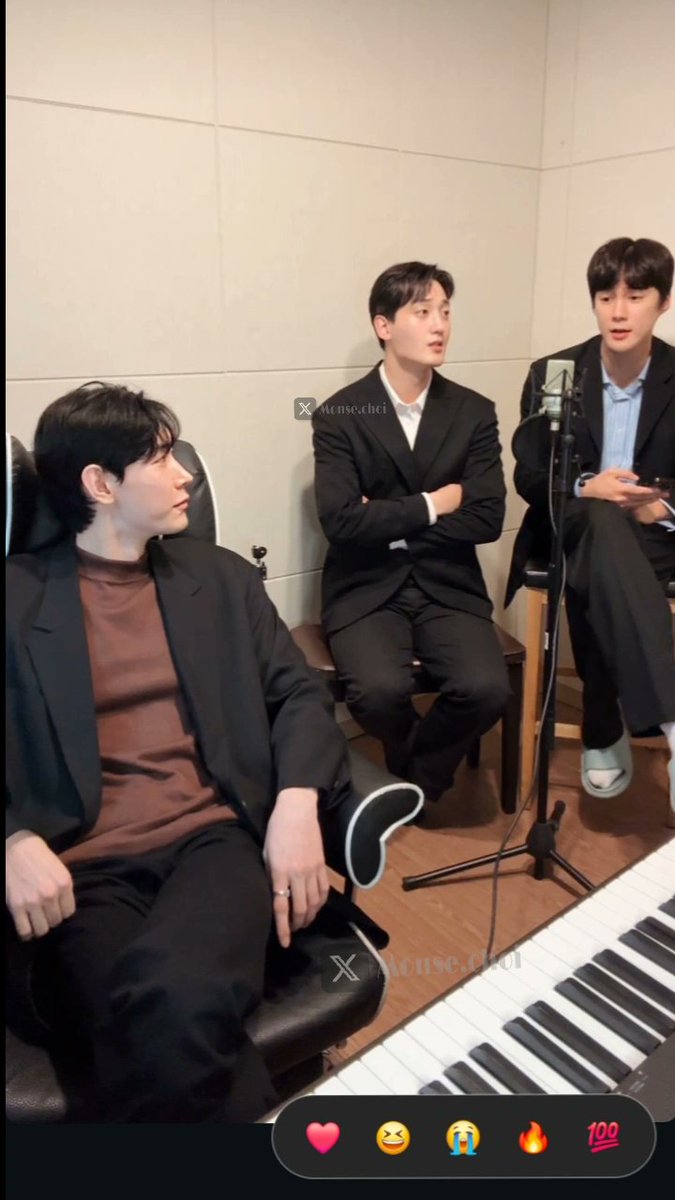 Yadijungkbts's tweet photo. I loved seeing them happy 💜🩷🫶🏻
#Ziu_VAV #Ayno_vav #Lou_vav #100525 #intagramlive #monsechoi
#fypシviral #VAV #VAMPZ https://t.co/ipk2hlSKVv
