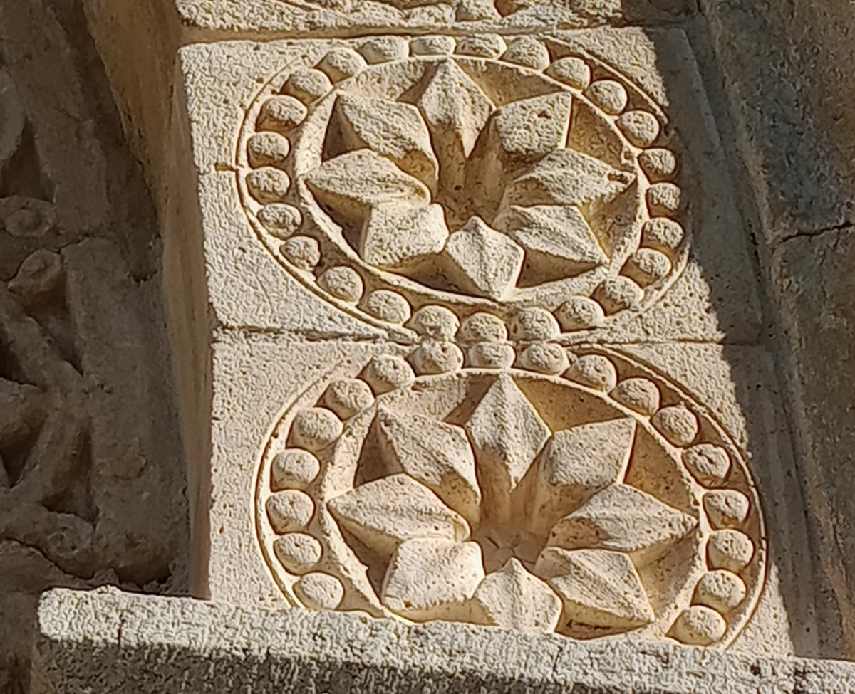 "Si aún me emociona
leer un poema cuando la lluvia
persiste en el tejado, o mirar a los ojos a la muerte,
y saber que no tendrá victoria..."

Fernando Alda 

Ínsula Barataria: Almenaras de sombra, 12 insulabaratariaa.blogspot.com/2025/05/almena…