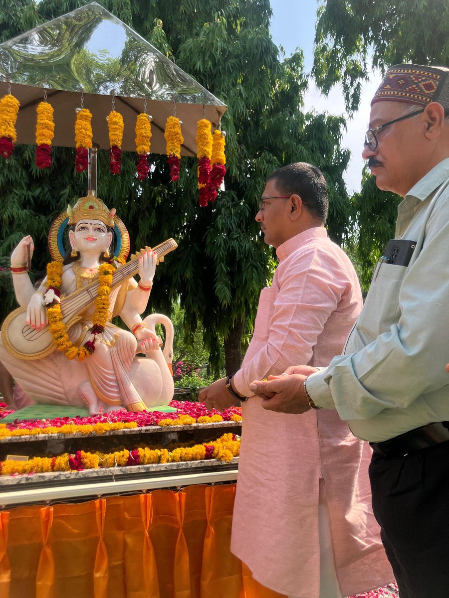 ABVPMB's tweet image. श्रीमंत माधवराव सिंधिया शासकीय आदर्श (अग्रिणी) महाविद्यालय, ग्वालियर में विद्या दायिनी माँ सरस्वती की प्रतिमा का अनावरण एवं सांस्कृतिक मंच का लोकार्पण किया गया। इस अवसर पर सारस्वत अतिथि के रूप में मध्यक्षेत्र के संगठन मंत्री आदरणीय श्री चेतस सुखडिया जी उपस्थित रहे।