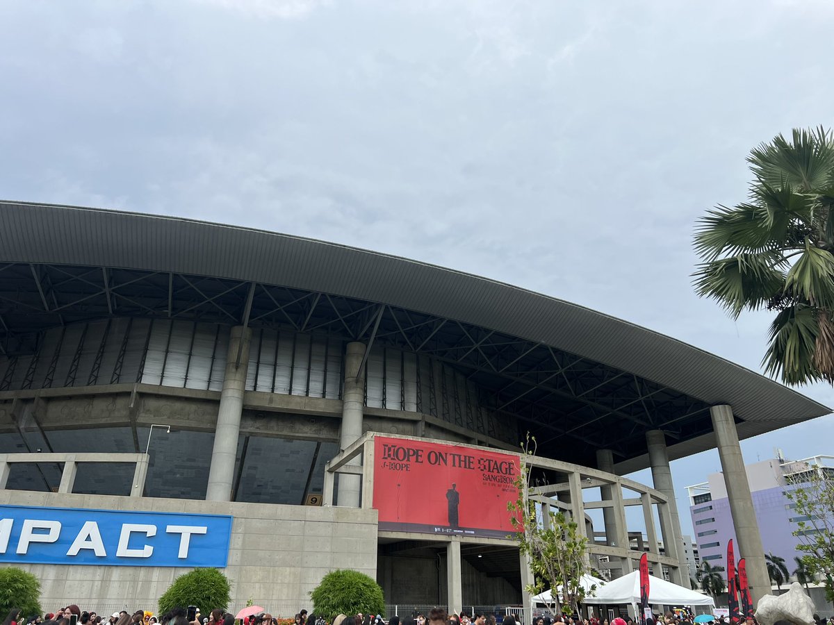 ผมเดินไปทางไหนก็เจอแต่คนสวย เดินจนสะดุดล้มมัวแต่มองเธอ จนลืมมองทาง