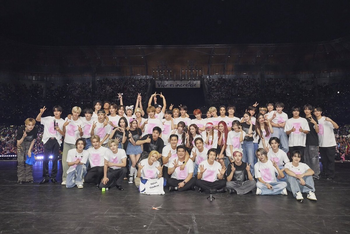 SMTOWN FAMILY PHOTO 2025 🥹🥹
Gak tau kenapa terharu liatnya -star
