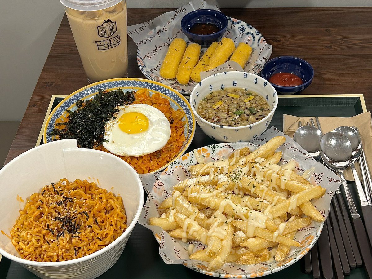 만화카페 먹으러 갔어요..(김치볶음밥, 불닭볶음면, 허니버터 감자튀김, 치즈스틱)