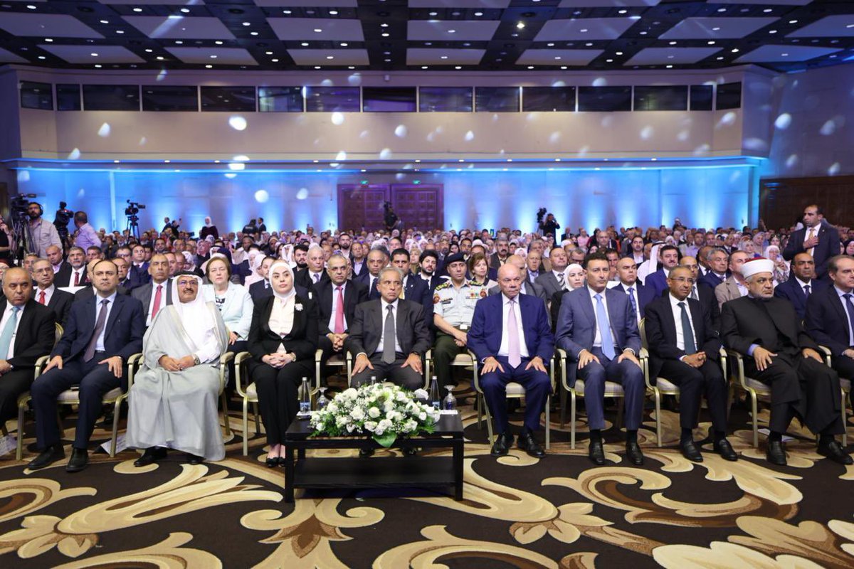 PrimeMinistry's tweet photo. مندوباً عن جلالة الملك عبدالله الثاني، رئيس الوزراء الدكتور جعفر حسان يرعى إطلاق الاستراتيجية الوطنية للحماية الاجتماعية 2025-2033، في مركز الملك الحسين بن طلال للمؤتمرات في البحر الميت.

@MOSD_JO https://t.co/9zwmxie57O