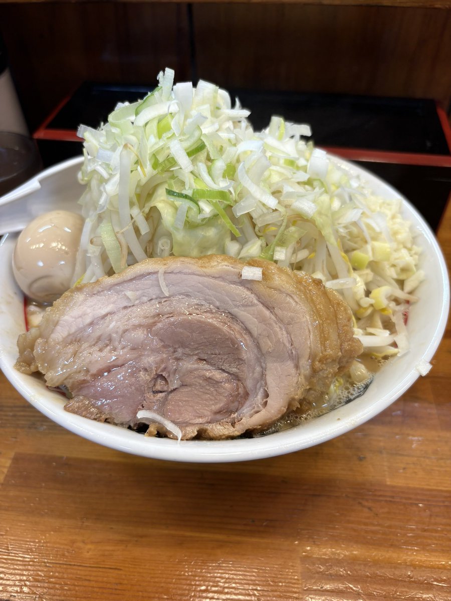 Ubk14Ha's tweet photo. ちばから郡山店さん✨
初訪問してみました(   ᷇࿀ ᷆  )
ラーメン(豚1枚)
先 :油少な���
後 :ニンニク ネギ
味玉(100円)
( •̀ω•́ )و✨豚が大きくて柔らかい!スープに絡む麺もうまッ💛
ご馳走様でした😋
 #ちばから 
 #ラーメン https://t.co/3inP3pZ8of