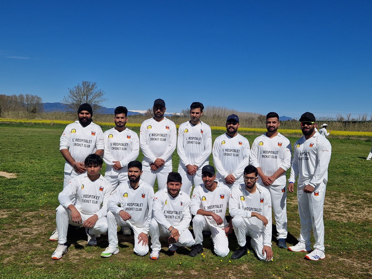 LH_CricketClub's tweet photo. 🏏 L'equip sènior està en plena Lliga Catalana. 

⚪️ Els jugadors del equips sèniors juguen aquesta competició amb equipació blanca perquè està lligada a l'origen del criquet i a valors com la puresa, l'esportivitat i la professionalitat d'aquest esport. 

Endavant, nois! 😊🏏💪🏾 https://t.co/D68VkQBMbs