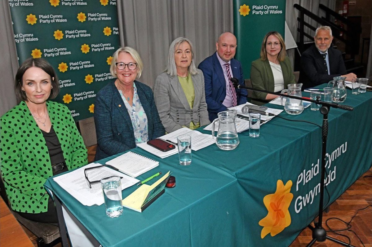 Siân Gwenllian AS/MS (@siangwenfelin) on Twitter photo Gwych cael rhannu llwyfan efo tïm o ymgeiswyr talentog <a href="/Plaid_Cymru/">Plaid Cymru 🏴</a>! Diolch i’r criw anferth ddaeth draw / Great hustings - proud of our talented team of candidates in Gwynedd Maldwyn. 🏴❤️ Gwych cael rhannu llwyfan efo tïm o ymgeiswyr talentog <a href="/Plaid_Cymru/">Plaid Cymru 🏴</a>! Diolch i’r criw anferth ddaeth draw / Great hustings - proud of our talented team of candidates in Gwynedd Maldwyn. 🏴❤️