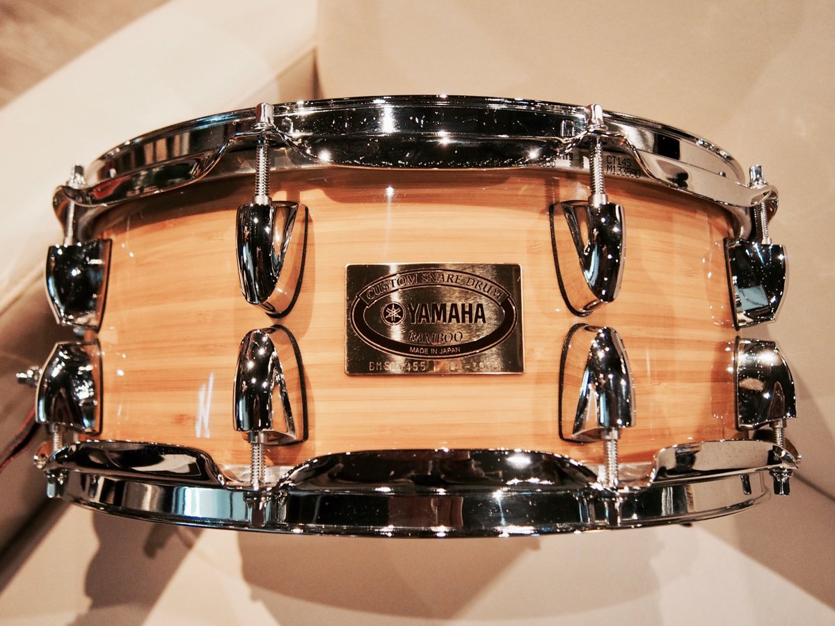 tribe_drum's tweet photo. Early 00’s Yamaha Bamboo Snare.
レアな竹胴。素材マニアには独特の杢も目を惹くでしょう。楓みたいな響きに、なら楓でよくない？と思うのは野暮、竹で造ることに意味があるのですよ。
扱い易くも若干希薄な響きには、乾いた大地を水で潤すように、暗くしっとりした響きのヘッドが良く似合います😎 https://t.co/pOndJLcNCQ