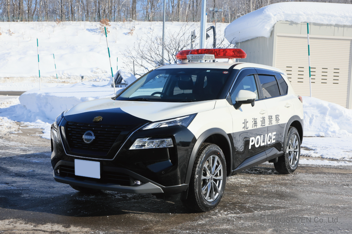 T33エクストレイルの白黒パトカーはご案内中の北海道警察の他にも富山や栃木県警察でも配備されているようです。北海道警察の車両はSUVタイプながら高速隊配備となっております。  #エクストレイルパトカー #XTRAIL #レイズミニカー #レイズ新製品, image size:1200x800