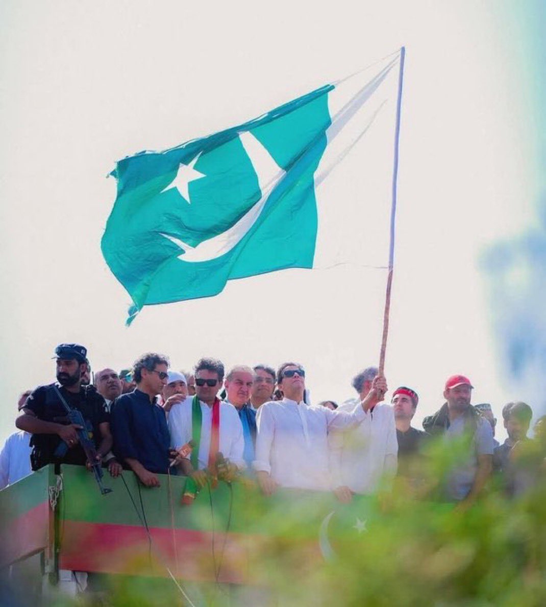ہمیں اختلاف سسٹم سے ہوسکتا ہے، سسٹم کے چلانے والوں سے ہو سکتا ہے، لیکن یہ سبز حلالی پرچم ہماری پہچان ہے، اور وطن سے محبت ہمارے ایمان کا حصہ ہے۔

#pakistanzindabaad 
#ReleaseImranKhanNo