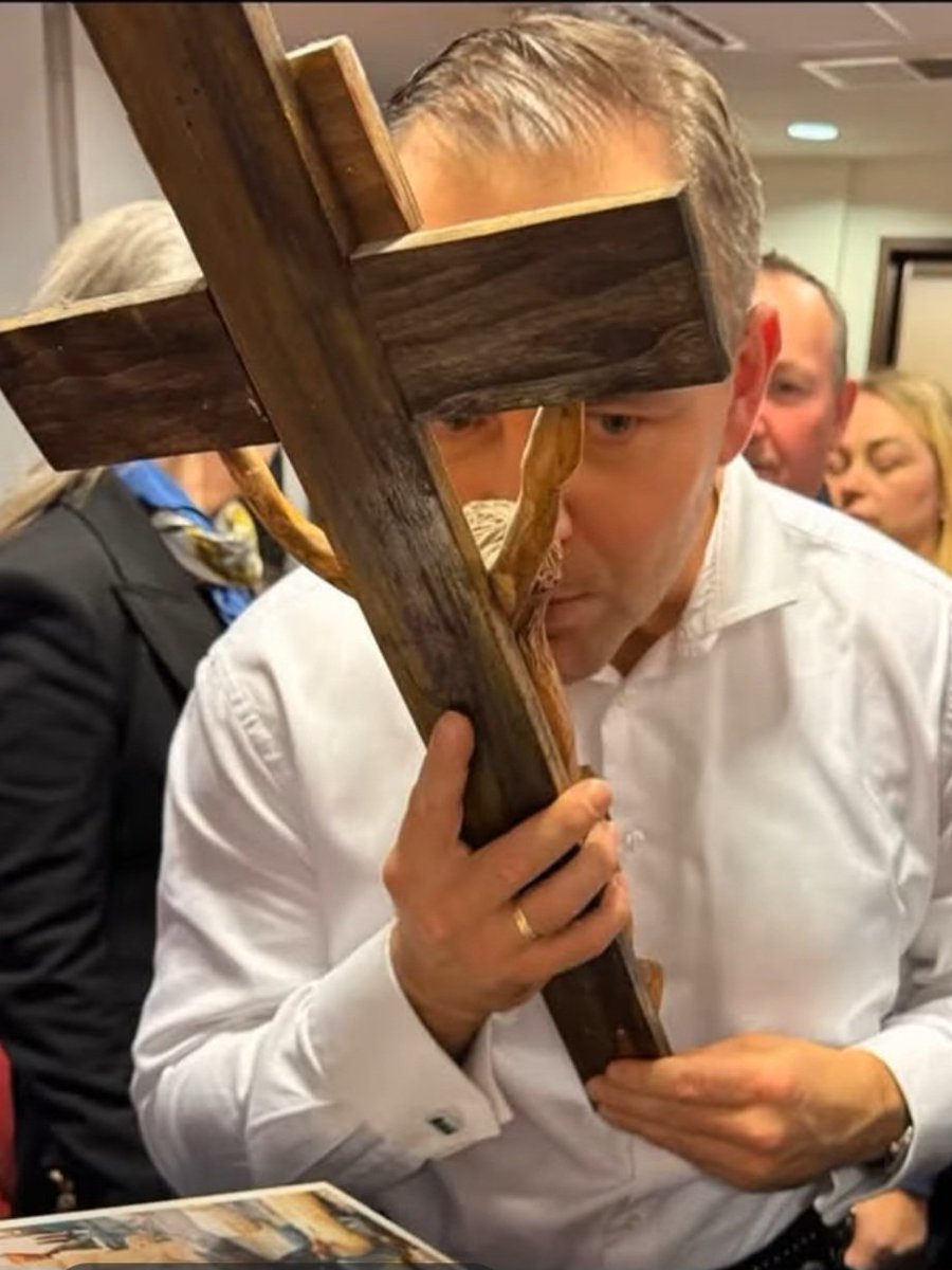 Panie Karolu Nawrocki,

Człowiek, który zbłądzi, kogoś oszuka, skrzywdzi i wykorzysta, jeśli ma, chociaż odrobinę przyzwoitości przede wszystkim przeprasza, naprawia szkody i prosi o wybaczenie. Chyba że jest blisko boga, to wtedy, tylko idzie się pomodlić i wyspowiadać. Już za