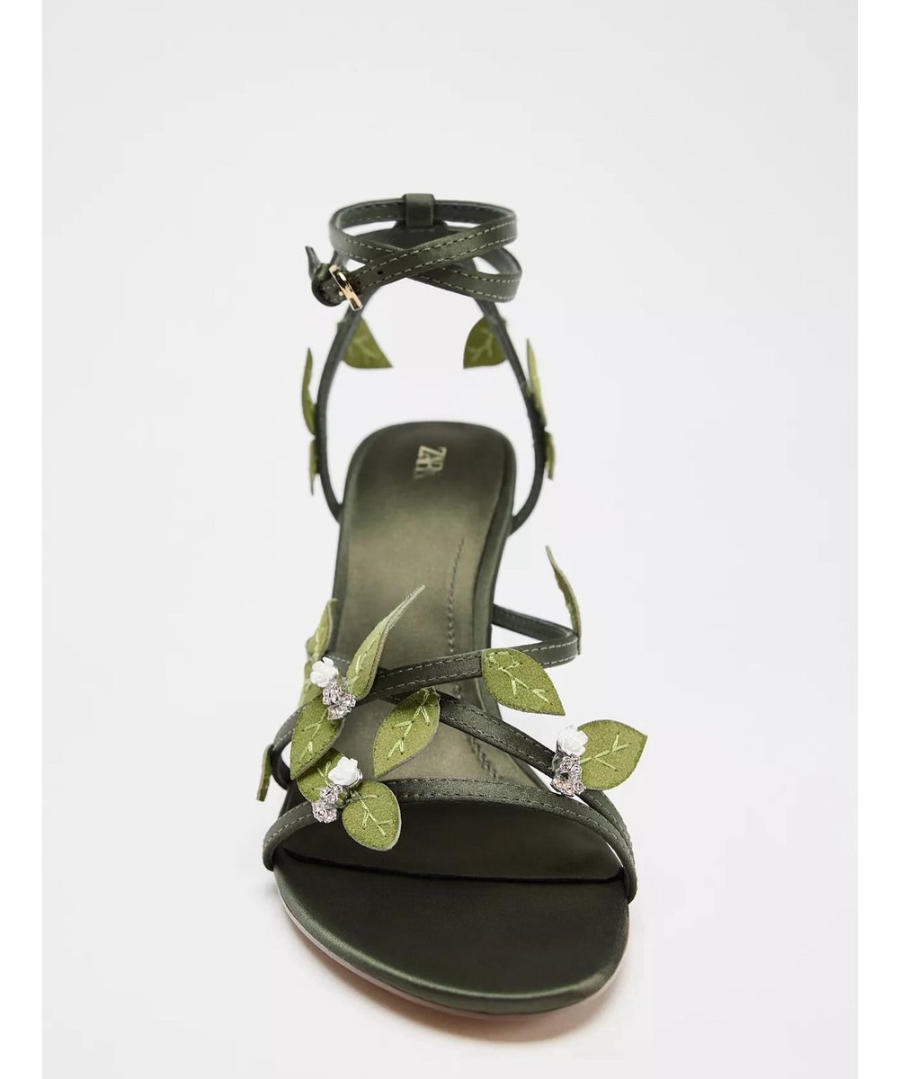 Floral heeled sandals 

Size : 35-42 

Price : N125,000
—————————
How to order : 
Kindly send a DM or click the WhatsApp link on our bio to send a message. 
—————————-
AVAILABLE FOR PRE - ORDER  ONLY
DELIVERY TIMEFRAME :  7-10 days 

*Please  note that prices can change