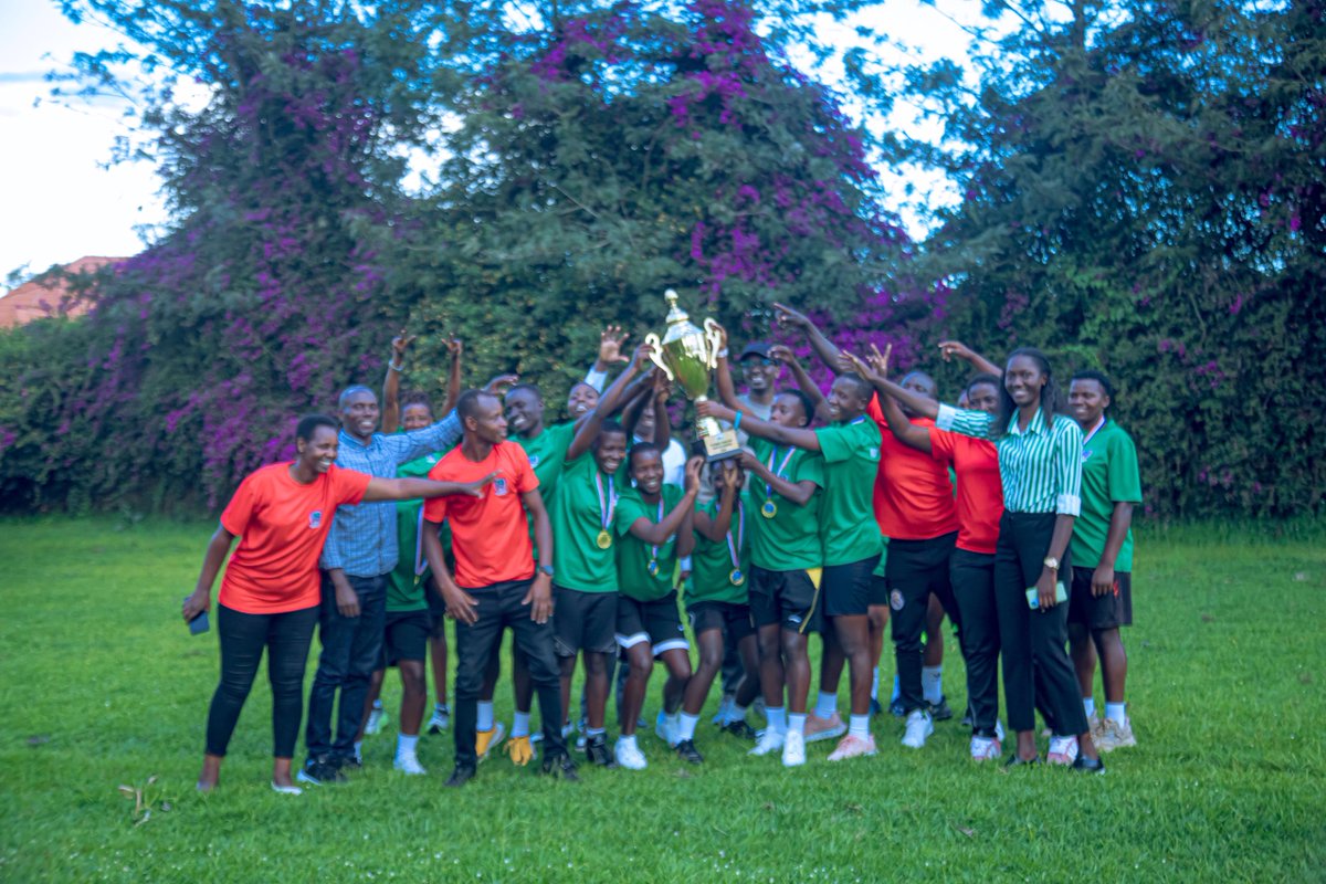 Dushimiye umuyobozi w'akarere ka Kayonza wakiriye ikipe y'Indahangarwa WFC yamushyikirije igikombe cy'amahoro yatsindiye tariki 4/5/2025 itsinze Rayon Sports WFC ibitego 4-2.
Byari ibirori byaranzwe no gushima,guhiga no gusabana.Ferwafa yari ihagarariwe na komiseri Ancille.