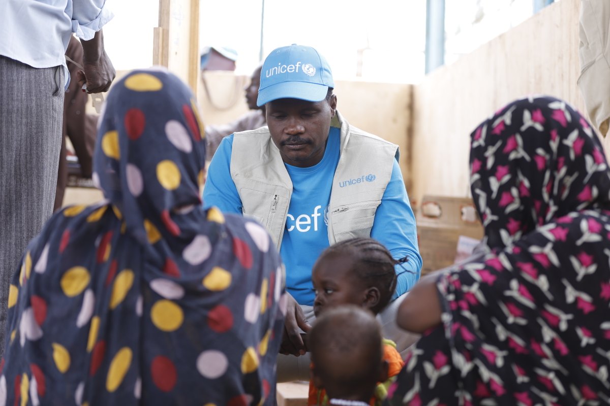 UNICEFSudan's tweet image. Some 450,000 people have fled attacks in El Fasher, Zamzam & Abu Shouk—arriving in Tawila with nothing.
@UNICEF & partners are on the ground, delivering life-saving care at 14 clinics: screening children, providing healthcare, and protecting lives.
#ForEveryChild, right to life