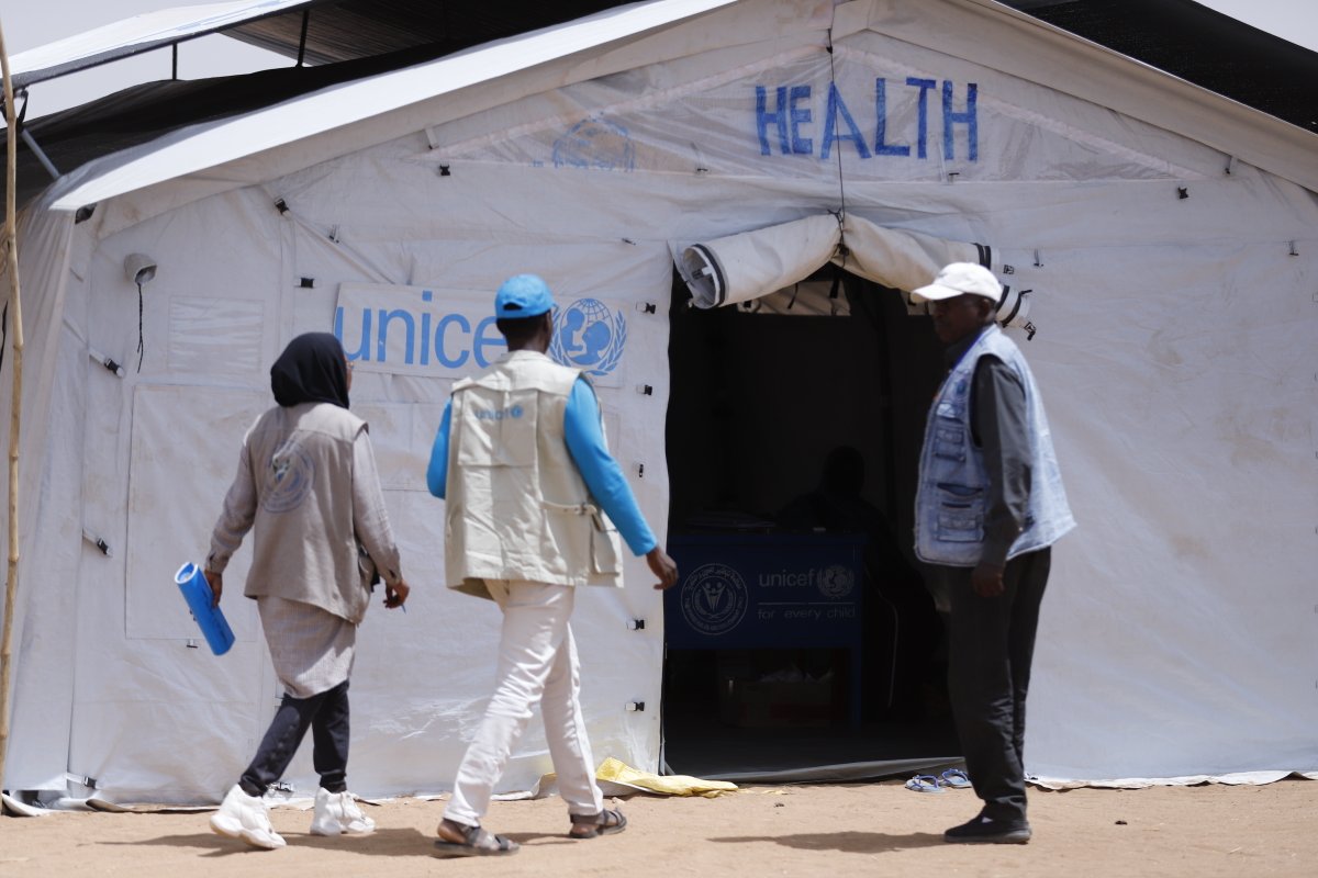 UNICEFSudan's tweet image. Some 450,000 people have fled attacks in El Fasher, Zamzam & Abu Shouk—arriving in Tawila with nothing.
@UNICEF & partners are on the ground, delivering life-saving care at 14 clinics: screening children, providing healthcare, and protecting lives.
#ForEveryChild, right to life