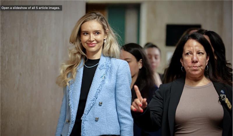 MaxTVMaxKolonko's tweet image. Lunch news from NYC. Polka Kaja Sokola, 39,zarzuca Weinsteinowi gwałt oralny 19 lat temu. Obrońca-gra ofiarę przemocy. 2 mies. po tym jak dostała $3,475 000 odszkodowania uciekła z PRLu na wizie U by żyć w US. Biuro Szeryfa ustala czy to Kaja pisała szminką na lustrze w Polowej🙃